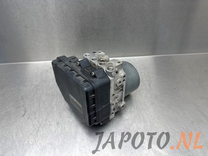 Używane Pompa ABS Toyota Urban Cruiser 1.33 Dual VVT-I 16V 2WD Cena € 131,20 Procedura marży oferowane przez Japoto Parts B.V.