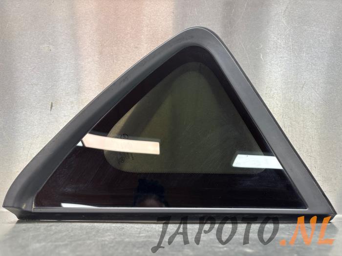 Usados Ventanilla triangular derecha detrás Kia Soul II (PS) EV Precio € 52,45 Norma de margen ofrecido por Japoto Parts B.V.