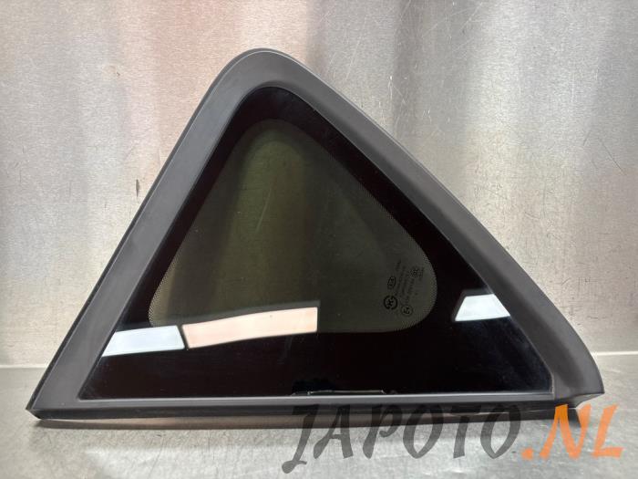 Usados Ventanilla triangular izquierda detrás Kia Soul II (PS) EV Precio € 52,45 Norma de margen ofrecido por Japoto Parts B.V.