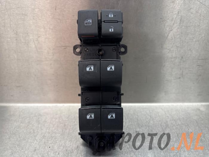 Usados Interruptor combinado de ventanillas Toyota Prius (ZVW5) 1.8 16V Hybrid Precio € 104,95 Norma de margen ofrecido por Japoto Parts B.V.