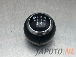 Usagé Pommeau levier de vitesse Toyota Yaris IV (P21/PA1/PH1) 1.5 12V VVT-i Prix € 24,95 Règlement à la marge proposé par Japoto Parts B.V.