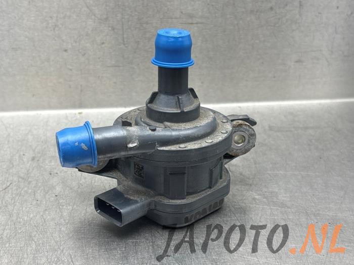 Usagé Pompe à eau Toyota Prius (ZVW5) 1.8 16V Hybrid Prix € 104,95 Règlement à la marge proposé par Japoto Parts B.V.