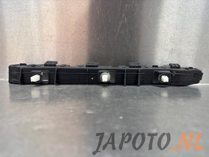 Rear bumper mounting bracket