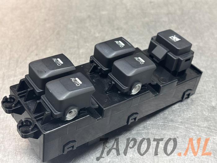 Usados Interruptor combinado de ventanillas Kia Cee'd (JDB5) 1.6 CRDi 16V VGT Precio € 52,45 Norma de margen ofrecido por Japoto Parts B.V.