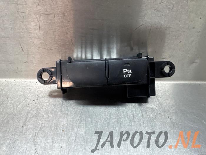 Usados Interruptor PDC Kia Cee'd (JDB5) 1.6 CRDi 16V VGT Precio € 15,70 Norma de margen ofrecido por Japoto Parts B.V.