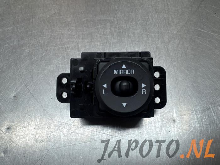 Usados Interruptor de retrovisor Kia Cee'd (JDB5) 1.6 CRDi 16V VGT Precio € 13,11 Norma de margen ofrecido por Japoto Parts B.V.