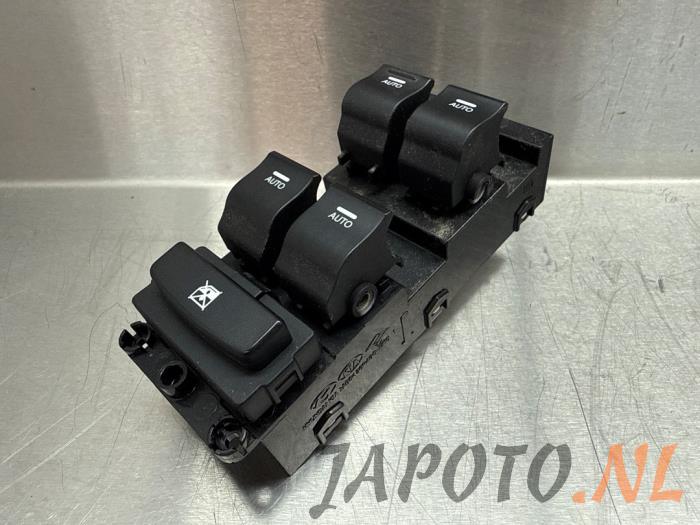 Usados Interruptor combinado de ventanillas Hyundai i40 CW (VFC) 1.6 GDI 16V Precio € 52,45 Norma de margen ofrecido por Japoto Parts B.V.