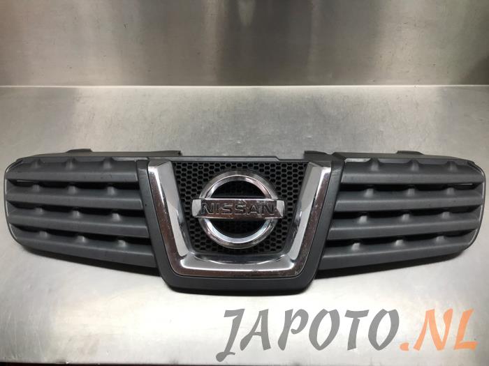 Begagnade Grill Nissan Qashqai (J10) 1.6 16V Pris € 104,95 Marginaltabell erbjuds av Japoto Parts B.V.