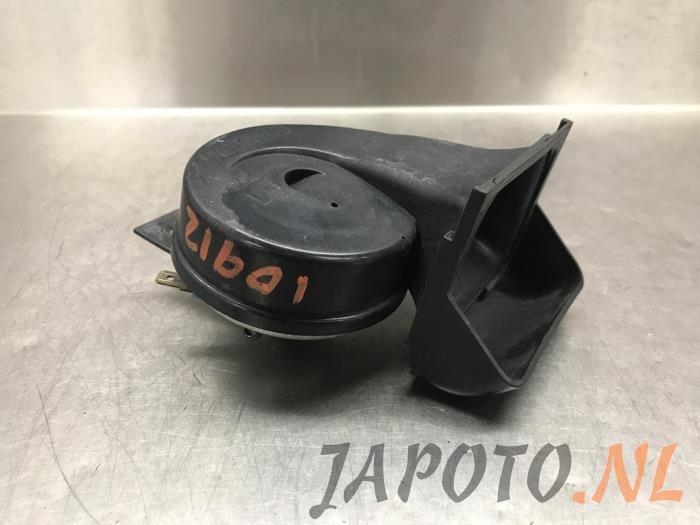 Używane Klakson Mazda CX-3 (DJ/DK) 2.0 SkyActiv-G 120 Cena € 15,70 Procedura marży oferowane przez Japoto Parts B.V.