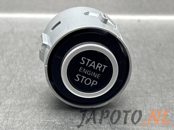 Używane Przelacznik Start/Stop Nissan Qashqai (J12) 1.3 DIG-T MHEV 16V Cena € 26,20 Procedura marży oferowane przez Japoto Parts B.V.