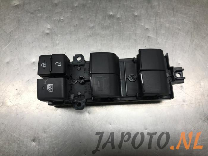 Używane Przelacznik combi okienny Toyota Yaris Cross (PB1/PJ1) 1.5 12V Hybrid 115 Cena € 104,95 Procedura marży oferowane przez Japoto Parts B.V.