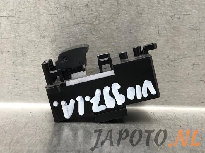 Usados Interruptor de ventanilla eléctrica Honda HR-V (RU) 1.5 i-VTEC 16V Precio € 20,95 Norma de margen ofrecido por Japoto Parts B.V.