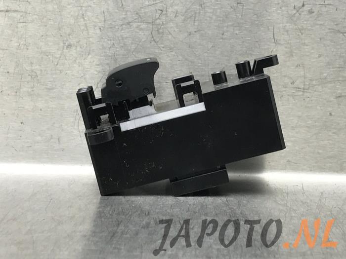 Usados Interruptor de ventanilla eléctrica Honda HR-V (RU) 1.5 i-VTEC 16V Precio € 20,95 Norma de margen ofrecido por Japoto Parts B.V.