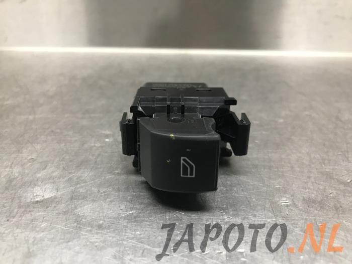 Usados Interruptor de ventanilla eléctrica Mitsubishi Eclipse Cross (GK/GL) 2.4 16V PHEV 4x4 Precio € 20,99 Norma de margen ofrecido por Japoto Parts B.V.