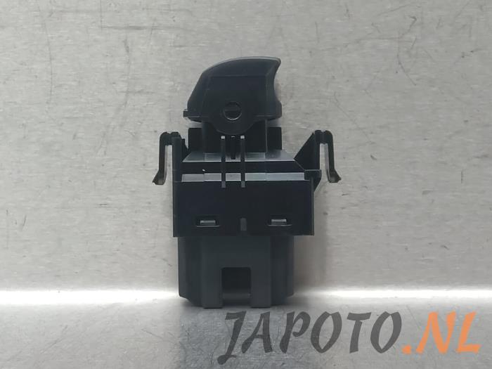 Usados Interruptor de ventanilla eléctrica Mitsubishi Eclipse Cross (GK/GL) 2.4 16V PHEV 4x4 Precio € 20,99 Norma de margen ofrecido por Japoto Parts B.V.