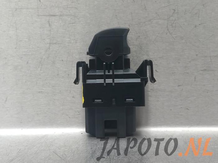 Usados Interruptor de ventanilla eléctrica Mitsubishi Eclipse Cross (GK/GL) 2.4 16V PHEV 4x4 Precio € 20,99 Norma de margen ofrecido por Japoto Parts B.V.