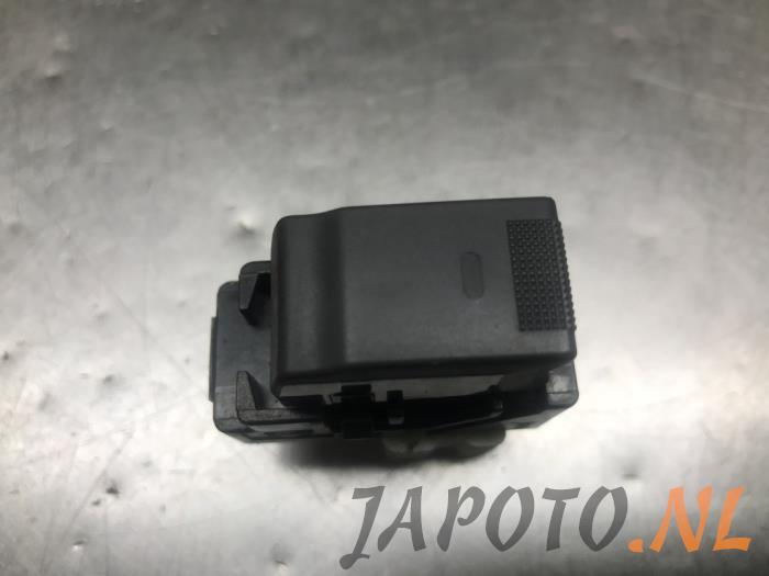 Usados Interruptor de ventanilla eléctrica Subaru Tribeca 3.6 24V Precio € 20,95 Norma de margen ofrecido por Japoto Parts B.V.
