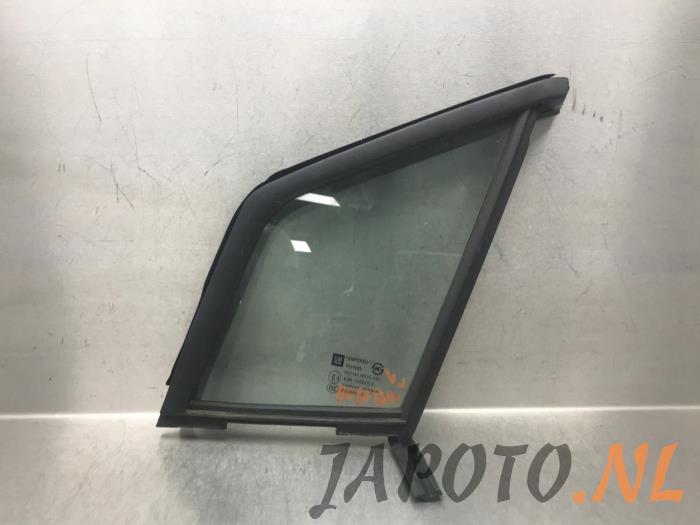 Usados Ventanilla triangular izquierda delante Chevrolet Spark (M300) 1.2 16V Precio € 26,25 Norma de margen ofrecido por Japoto Parts B.V.