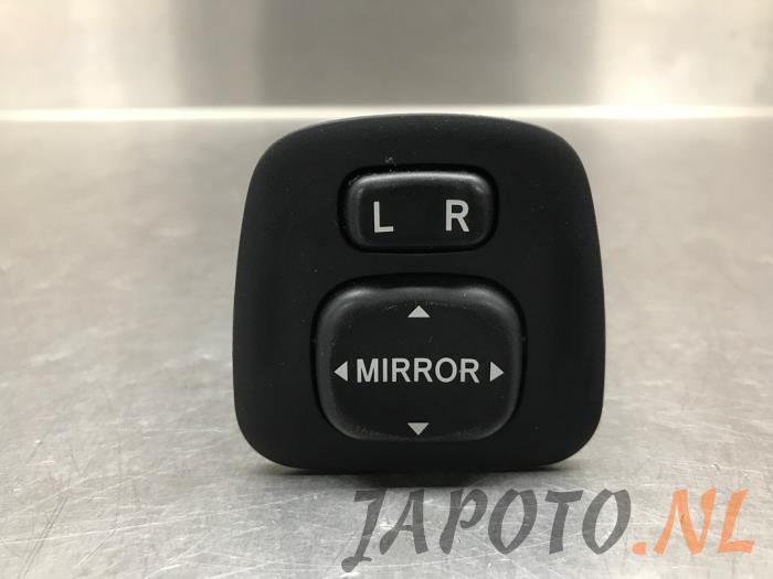 Używane Przelacznik lusterka Toyota Aygo (B40) 1.0 12V VVT-i Cena € 10,45 Procedura marży oferowane przez Japoto Parts B.V.