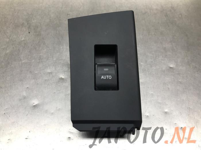 Usados Interruptor de ventanilla eléctrica Toyota Auris (E18) 1.8 16V Hybrid Precio € 15,70 Norma de margen ofrecido por Japoto Parts B.V.