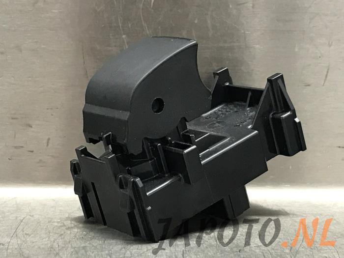 Usados Interruptor de ventanilla eléctrica Toyota Yaris IV (P21/PA1/PH1) 1.5 12V Hybrid 115 Precio € 20,95 Norma de margen ofrecido por Japoto Parts B.V.