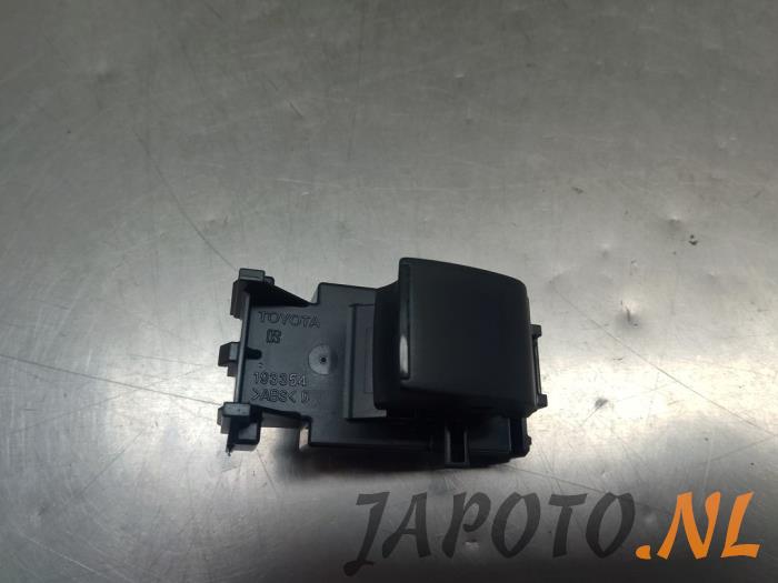 Usados Interruptor de ventanilla eléctrica Toyota Yaris IV (P21/PA1/PH1) 1.5 12V Hybrid 115 Precio € 20,95 Norma de margen ofrecido por Japoto Parts B.V.