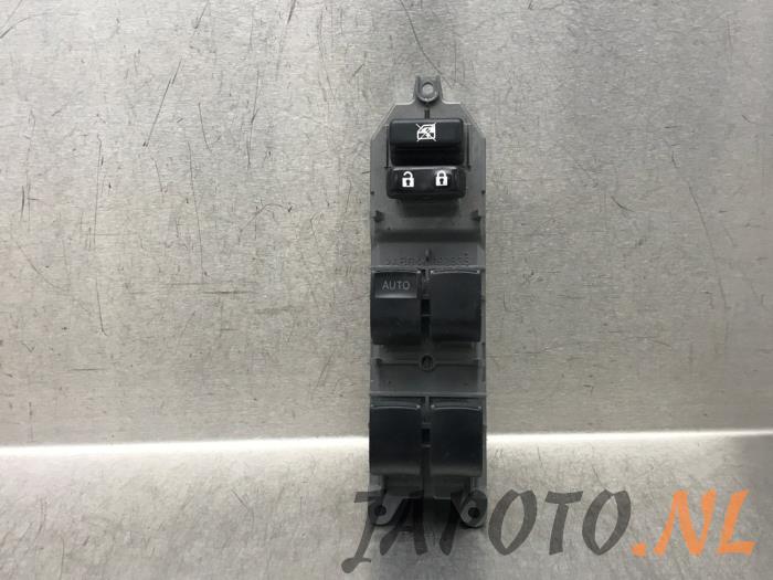 Usados Interruptor combinado de ventanillas Toyota Auris Touring Sports (E18) 1.8 16V Hybrid Precio € 51,45 Norma de margen ofrecido por Japoto Parts B.V.