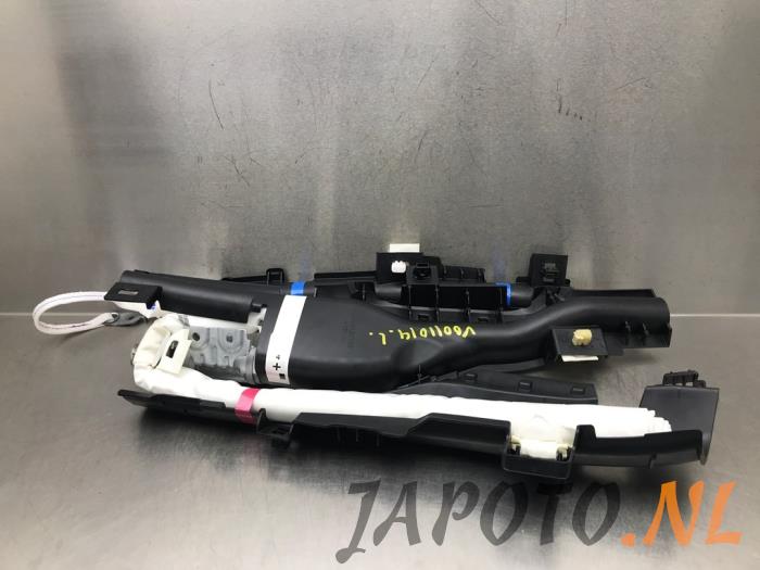 Używane Kurtyna lewa Toyota Yaris IV (P21/PA1/PH1) 1.5 12V Hybrid 115 Cena € 236,25 Procedura marży oferowane przez Japoto Parts B.V.
