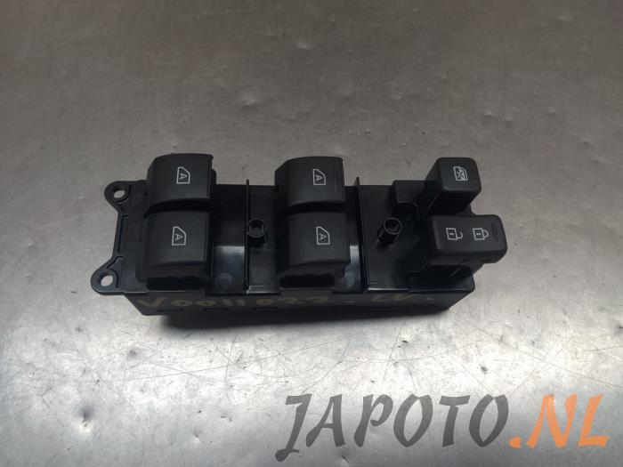 Usados Interruptor combinado de ventanillas Mitsubishi Eclipse Cross (GK/GL) 2.4 16V PHEV 4x4 Precio € 78,70 Norma de margen ofrecido por Japoto Parts B.V.