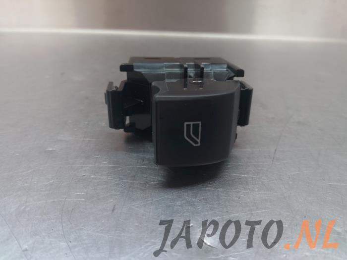 Usados Interruptor de ventanilla eléctrica Mitsubishi Eclipse Cross (GK/GL) 2.4 16V PHEV 4x4 Precio € 20,99 Norma de margen ofrecido por Japoto Parts B.V.