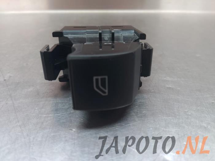 Usados Interruptor de ventanilla eléctrica Mitsubishi Eclipse Cross (GK/GL) 2.4 16V PHEV 4x4 Precio € 20,99 Norma de margen ofrecido por Japoto Parts B.V.