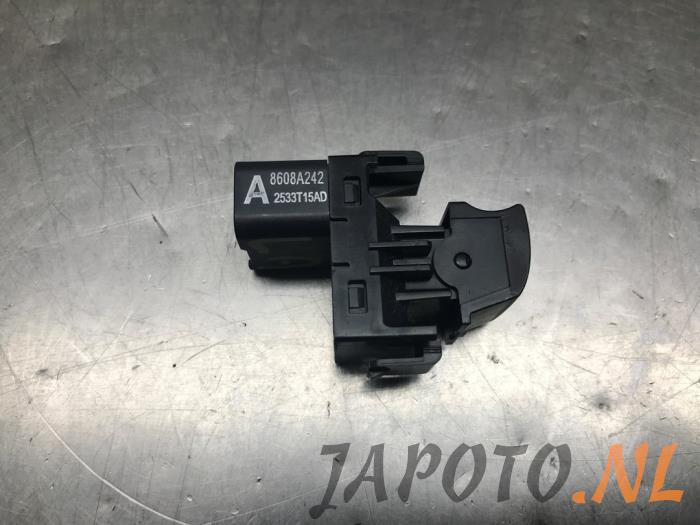 Usados Interruptor de ventanilla eléctrica Mitsubishi Outlander (GF/GG) 2.0 16V PHEV 4x4 Precio € 20,95 Norma de margen ofrecido por Japoto Parts B.V.