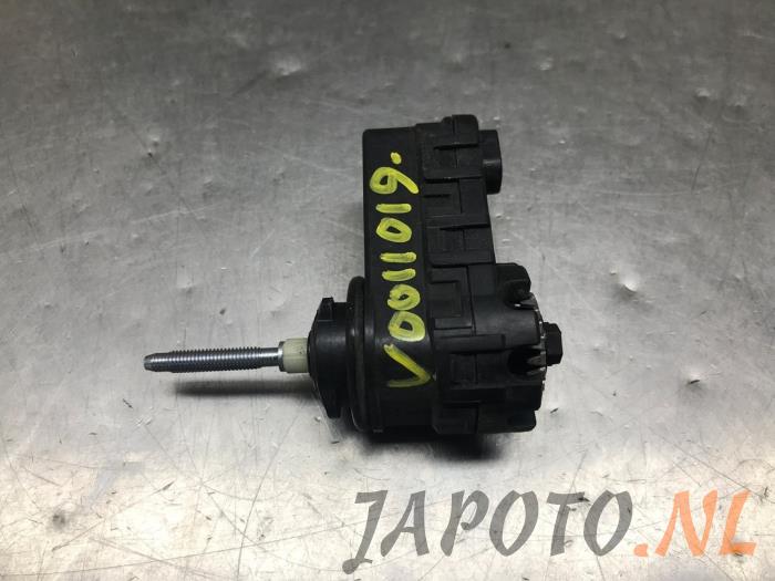 Używane Silnik reflektora Mitsubishi Outlander (GF/GG) 2.0 16V PHEV 4x4 Cena € 26,25 Procedura marży oferowane przez Japoto Parts B.V.
