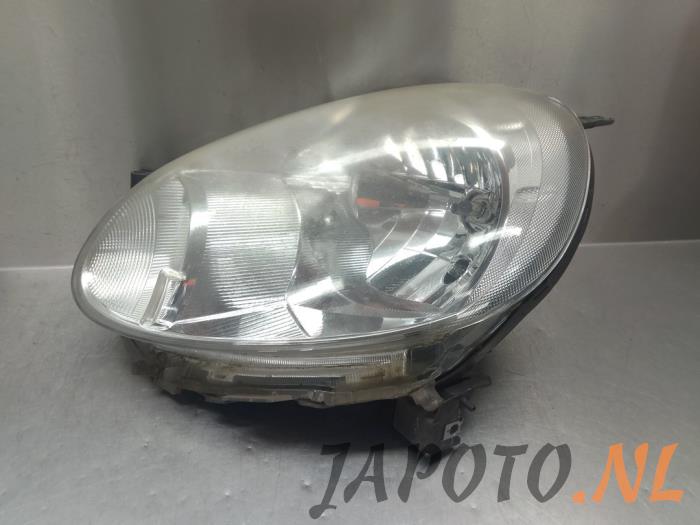 Używane Reflektor lewy Nissan Micra (K13) 1.2 12V Cena € 104,95 Procedura marży oferowane przez Japoto Parts B.V.