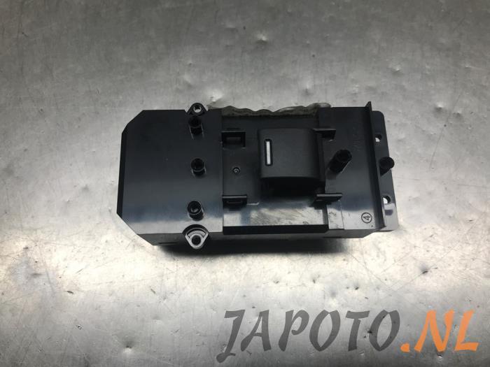 Usados Interruptor de ventanilla eléctrica Honda Civic Tourer (FK) 1.6 i-DTEC Advanced 16V Precio € 15,70 Norma de margen ofrecido por Japoto Parts B.V.