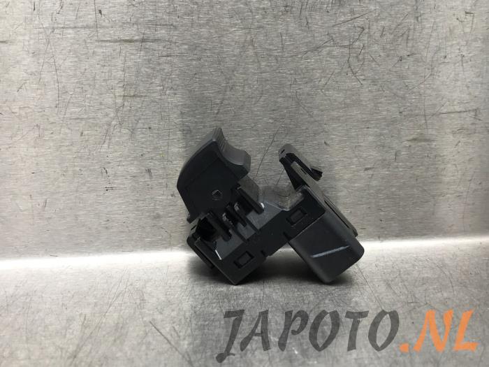 Usados Interruptor de ventanilla eléctrica Mitsubishi Space Star (A0) 1.2 12V Precio € 10,45 Norma de margen ofrecido por Japoto Parts B.V.