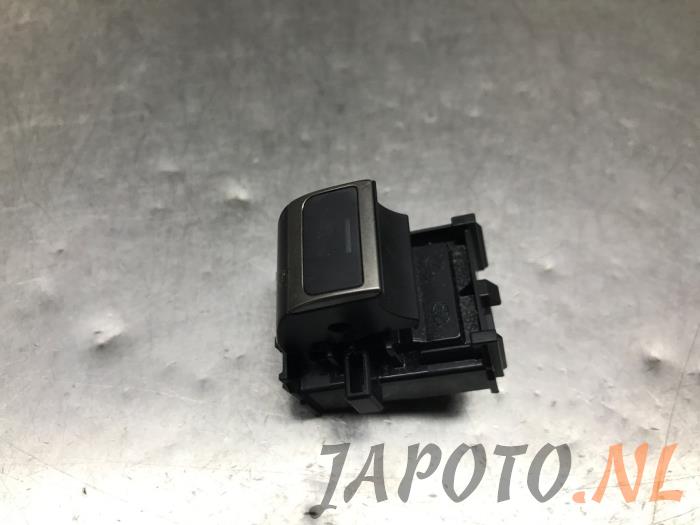Usados Interruptor de ventanilla eléctrica Lexus LBX 1.5 Hybrid 2WD Precio € 36,70 Norma de margen ofrecido por Japoto Parts B.V.