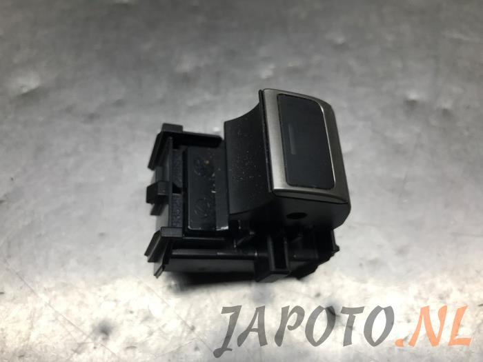 Usados Interruptor de ventanilla eléctrica Lexus LBX 1.5 Hybrid 2WD Precio € 36,70 Norma de margen ofrecido por Japoto Parts B.V.