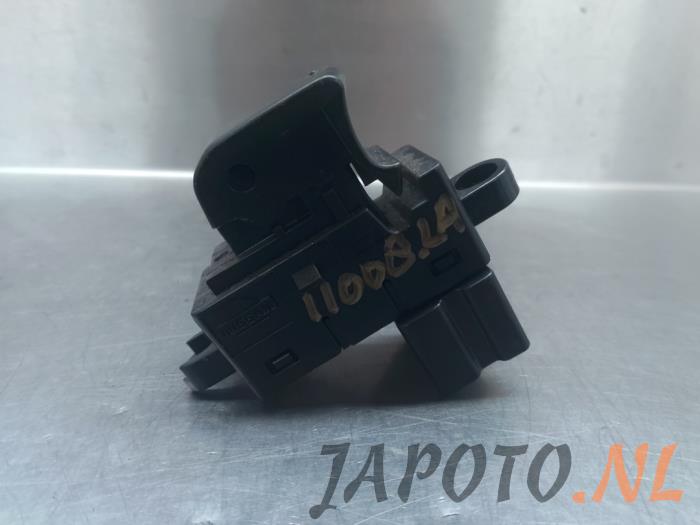 Usados Interruptor de ventanilla eléctrica Nissan Qashqai (J10) 2.0 16V Precio € 15,70 Norma de margen ofrecido por Japoto Parts B.V.