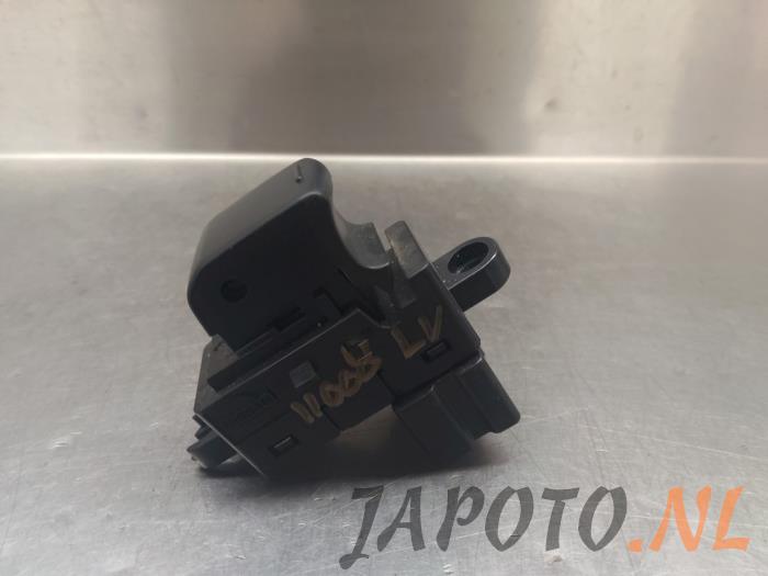 Usados Interruptor de ventanilla eléctrica Nissan Qashqai (J10) 2.0 16V Precio € 15,70 Norma de margen ofrecido por Japoto Parts B.V.