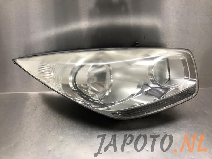 Używane Reflektor prawy Kia Venga 1.4 CVVT 16V Cena € 104,95 Procedura marży oferowane przez Japoto Parts B.V.