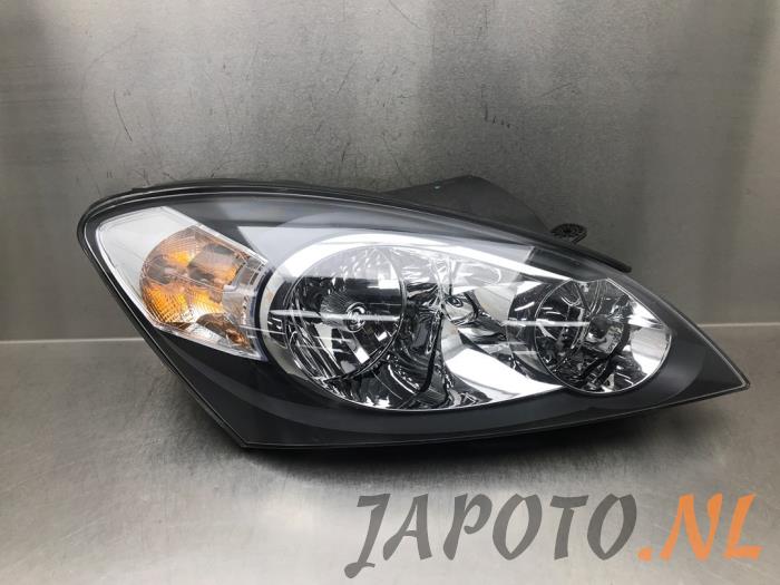 Używane Reflektor prawy Kia Pro cee'd (EDB3) 1.4 CVVT 16V Cena € 104,99 Procedura marży oferowane przez Japoto Parts B.V.