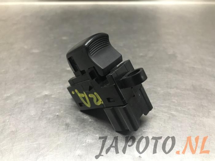 Usados Interruptor de ventanilla eléctrica Nissan Leaf (ZE1) 39/40kWh Precio € 26,20 Norma de margen ofrecido por Japoto Parts B.V.