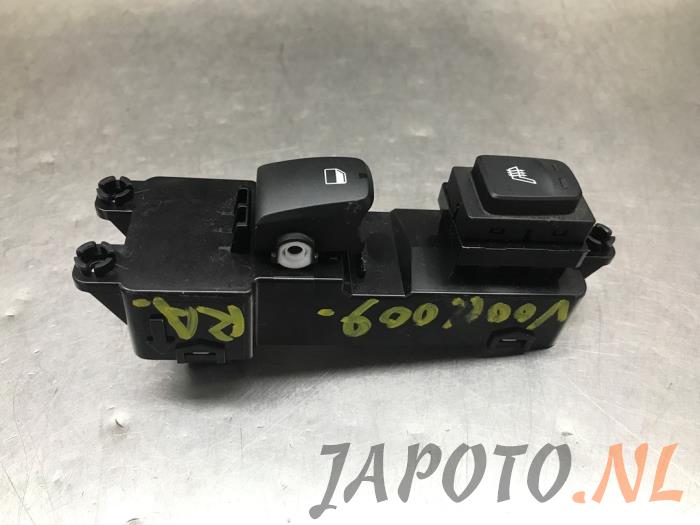 Usados Interruptor de ventanilla eléctrica Hyundai Kona (OS) 1.6 GDi HEV 16V Precio € 26,20 Norma de margen ofrecido por Japoto Parts B.V.