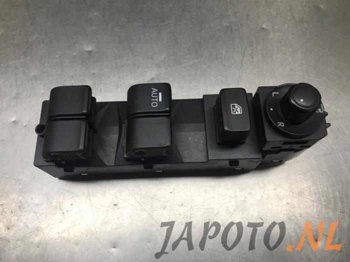 Usados Interruptor combinado de ventanillas Mazda 3 (BM/BN) 2.2 SkyActiv-D 150 16V Precio € 52,45 Norma de margen ofrecido por Japoto Parts B.V.