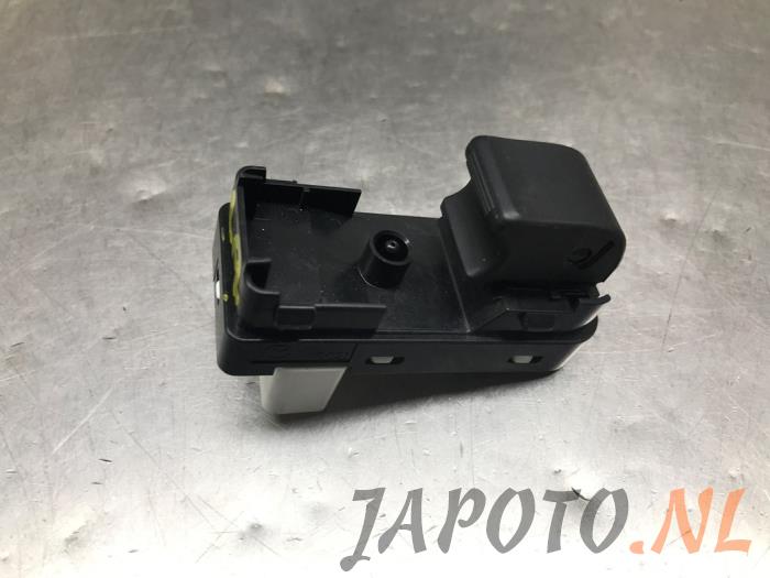 Usados Interruptor de ventanilla eléctrica Mazda 3 (BM/BN) 2.2 SkyActiv-D 150 16V Precio € 15,70 Norma de margen ofrecido por Japoto Parts B.V.