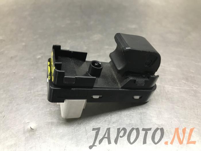 Usados Interruptor de ventanilla eléctrica Mazda 3 (BM/BN) 2.2 SkyActiv-D 150 16V Precio € 15,70 Norma de margen ofrecido por Japoto Parts B.V.