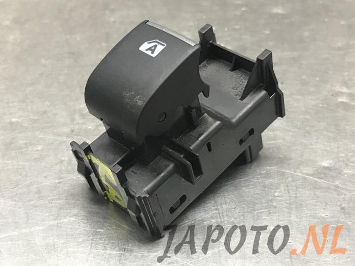 Usados Interruptor de ventanilla eléctrica Toyota C-HR (X1,X5) 1.8 16V Hybrid Precio € 15,70 Norma de margen ofrecido por Japoto Parts B.V.