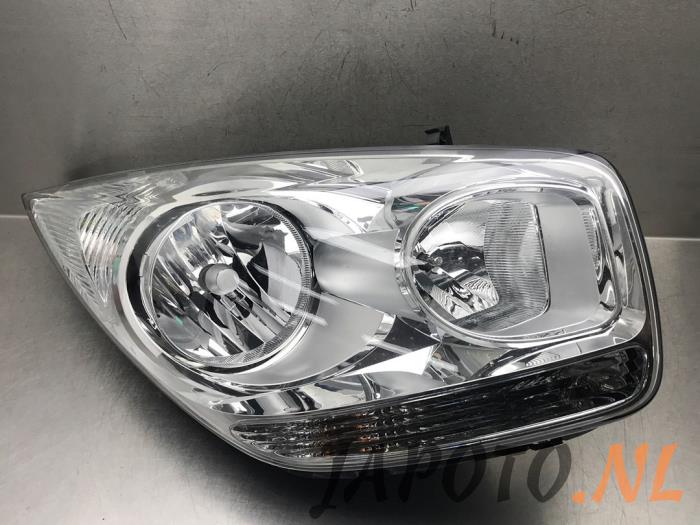 Używane Reflektor prawy Kia Venga 1.4 CVVT 16V Cena € 131,20 Procedura marży oferowane przez Japoto Parts B.V.