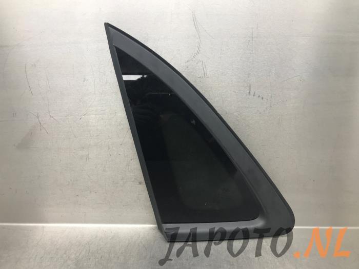 Usados Ventanilla triangular izquierda detrás Hyundai Kona (OS) 64 kWh Precio € 36,70 Norma de margen ofrecido por Japoto Parts B.V.